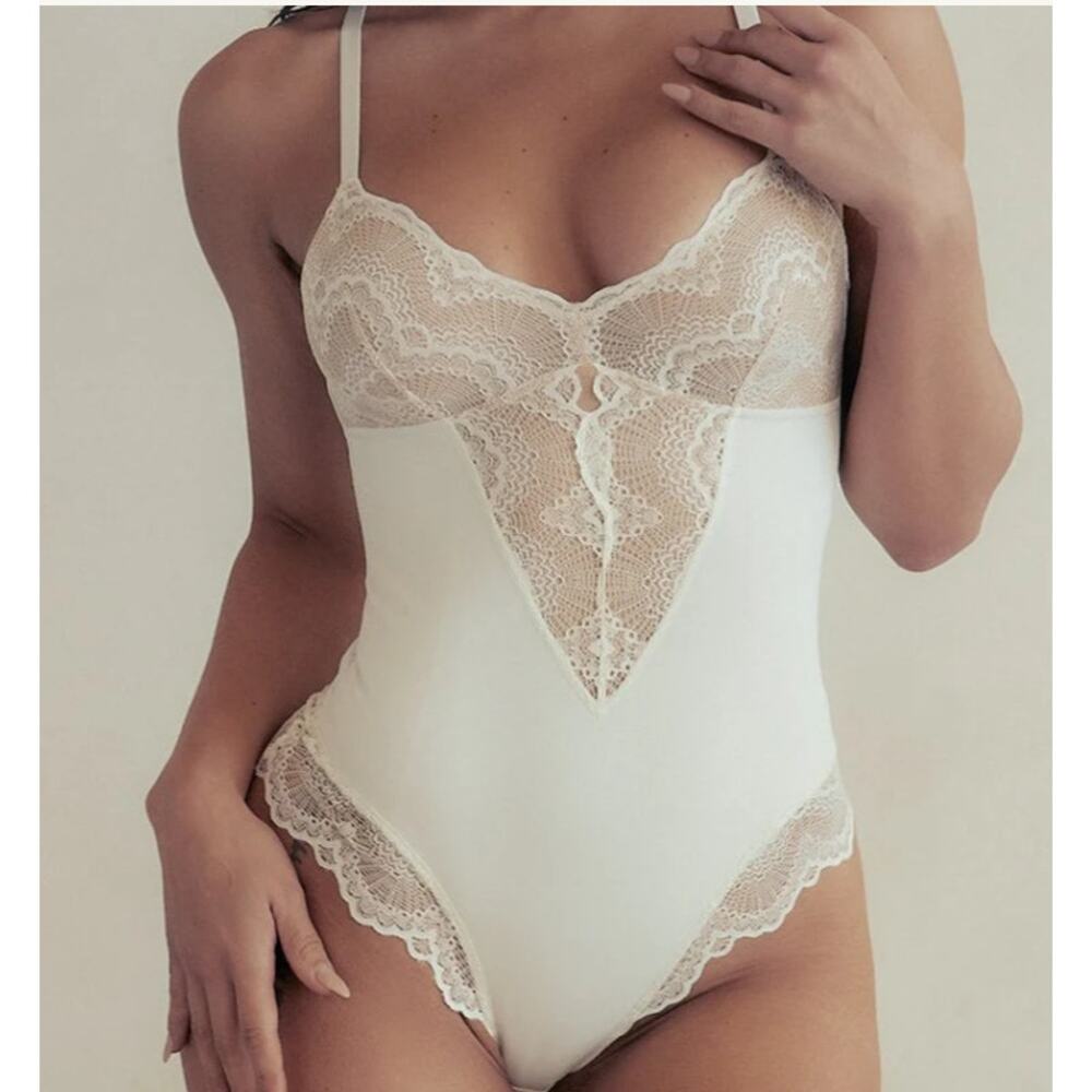 Pinsy XL white Sculpting Lace‎ Shapewear Bodysuit